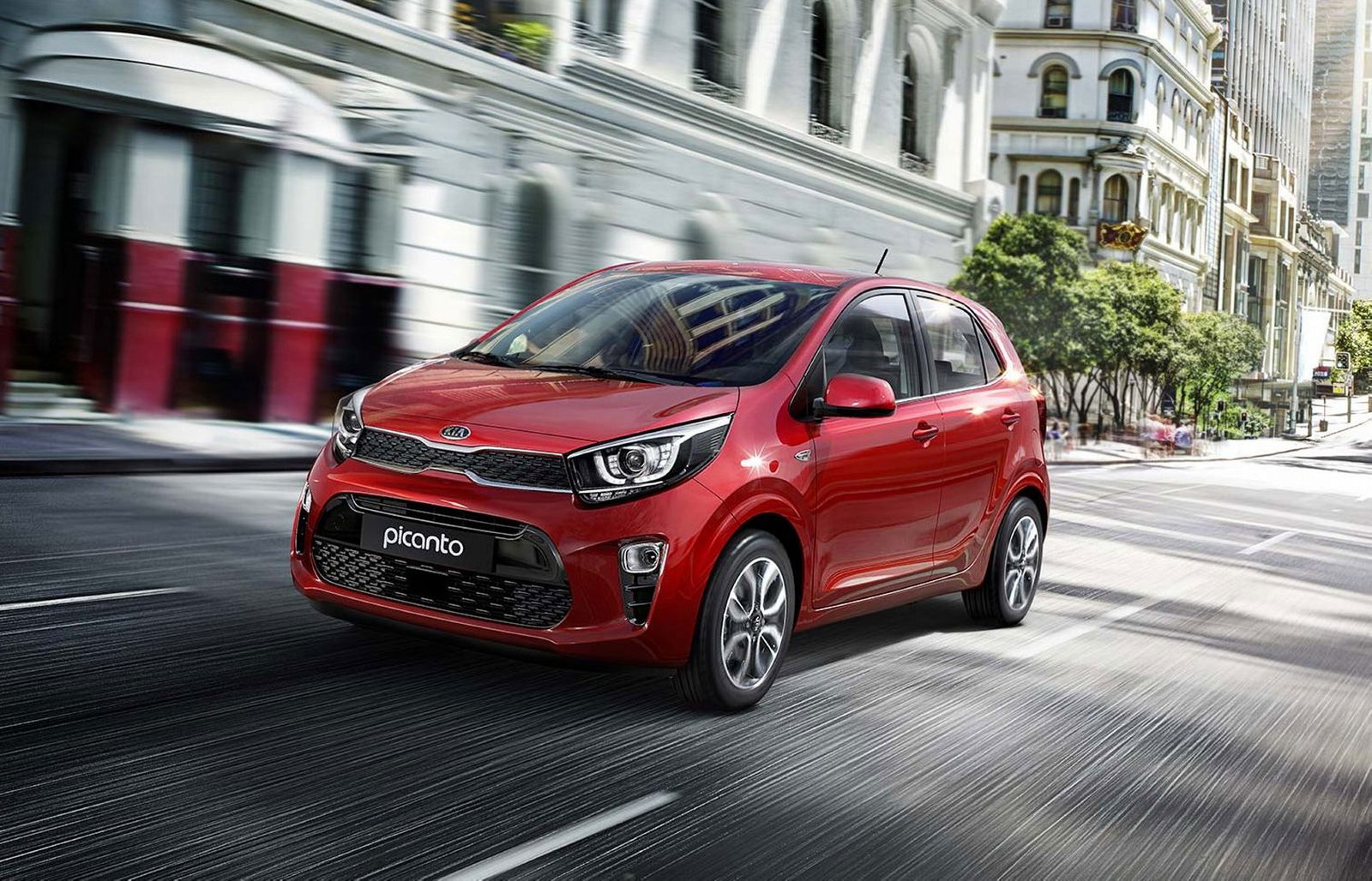 Kia picanto, rossa vista tre quarti anteriore in movimento in città