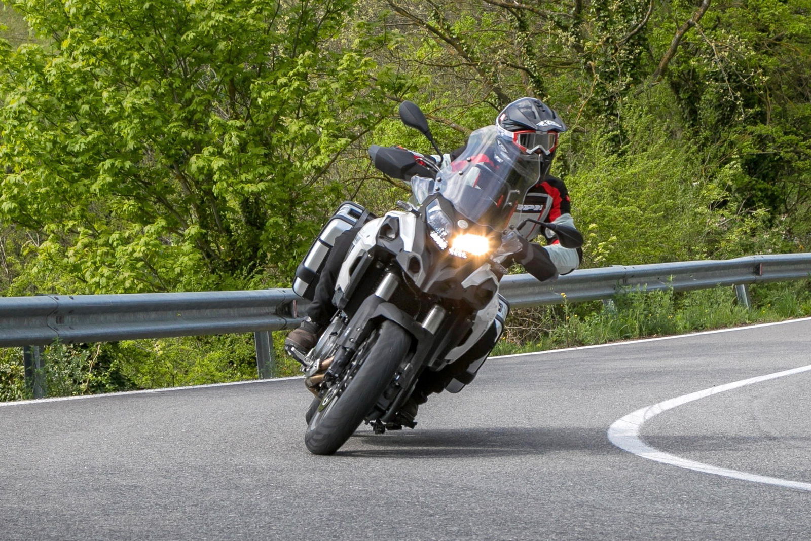 Benelli TRK 502 in curva