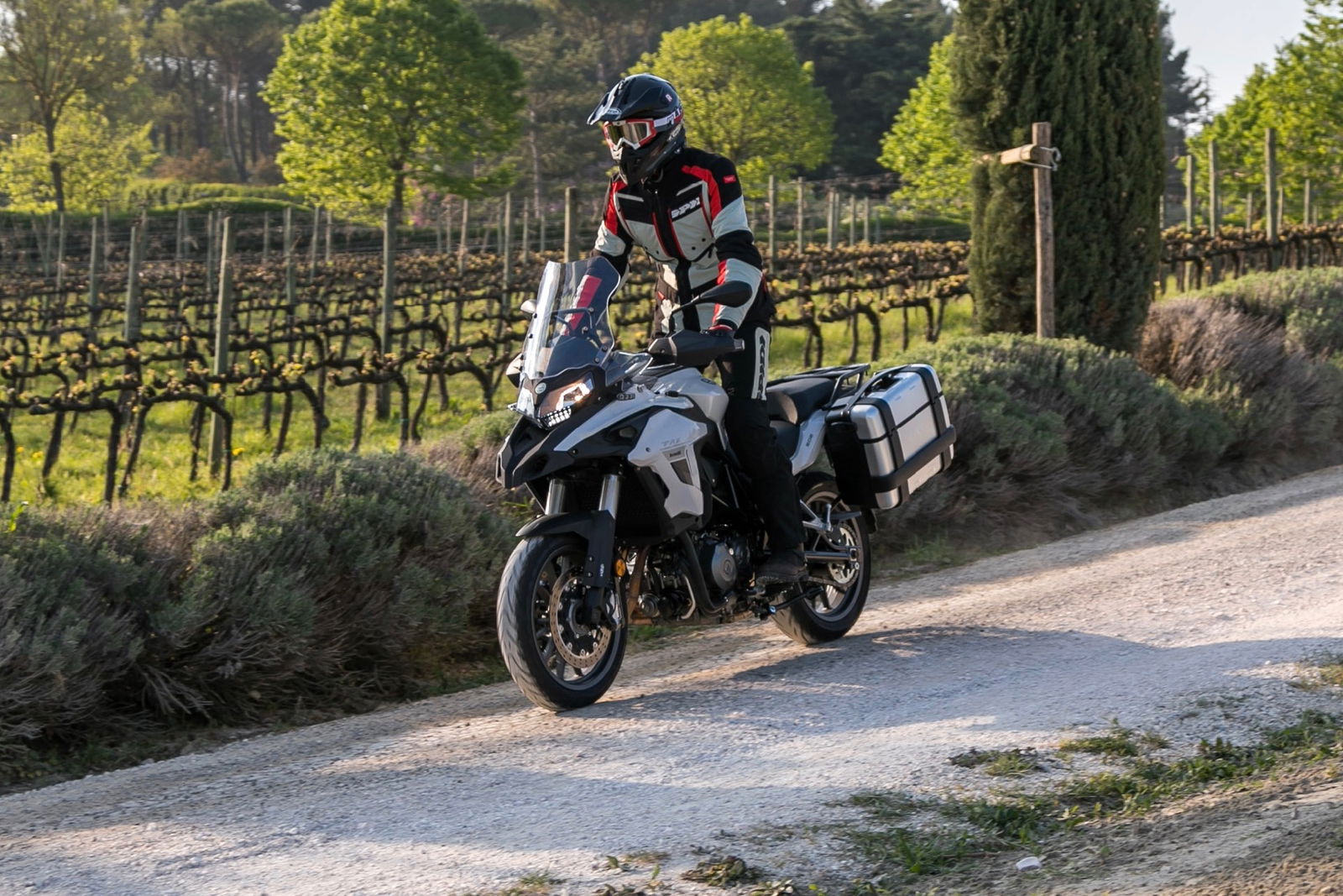 Benelli TRK 502 in movimento sullo sterrato