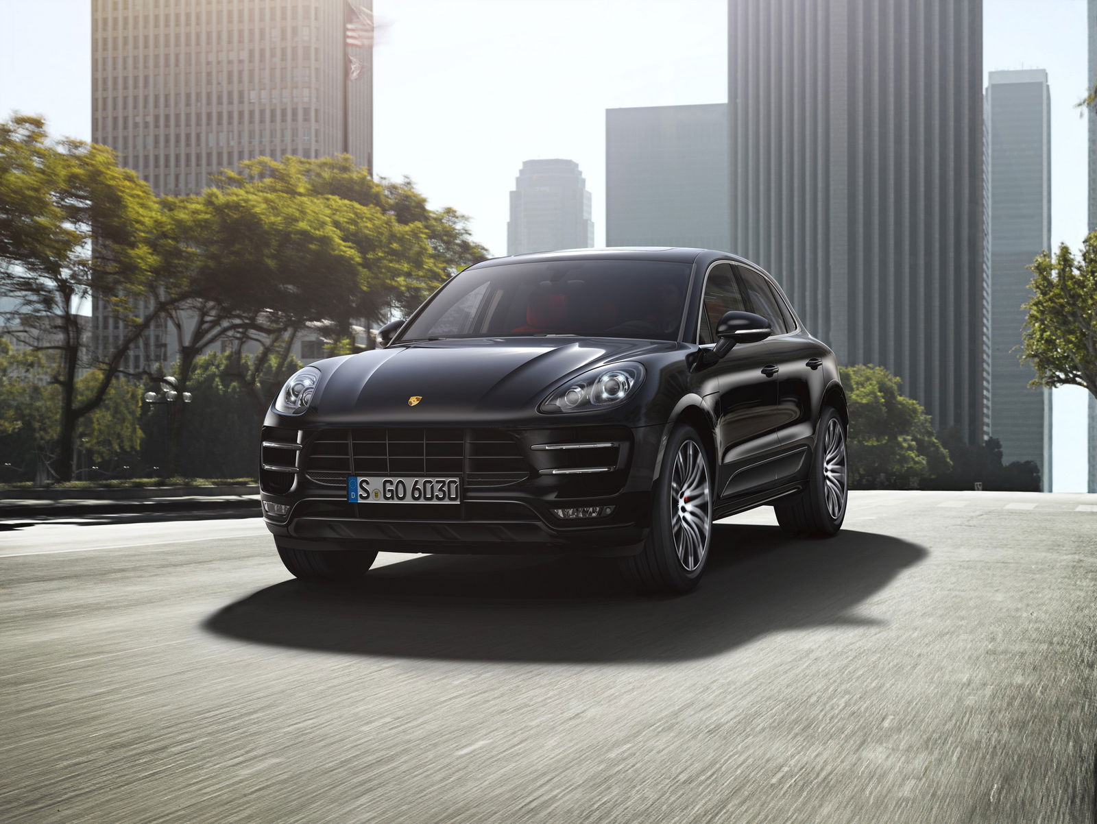 La crossover Porsche Macan Turbo di color nero