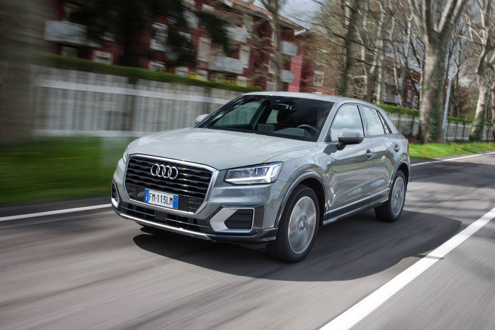 Audi Q2 1.6 TDI s tronic Sport auto grigio vista frontale tre quarti su strada