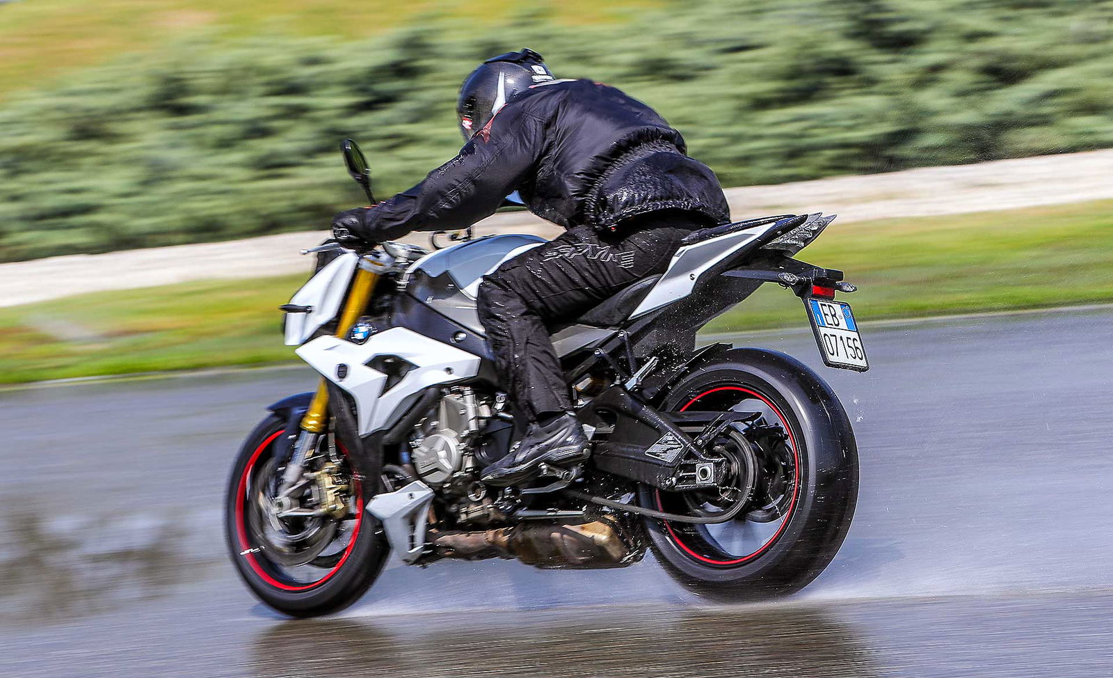 BMW S 1000 R test pneumatici sul bagnato