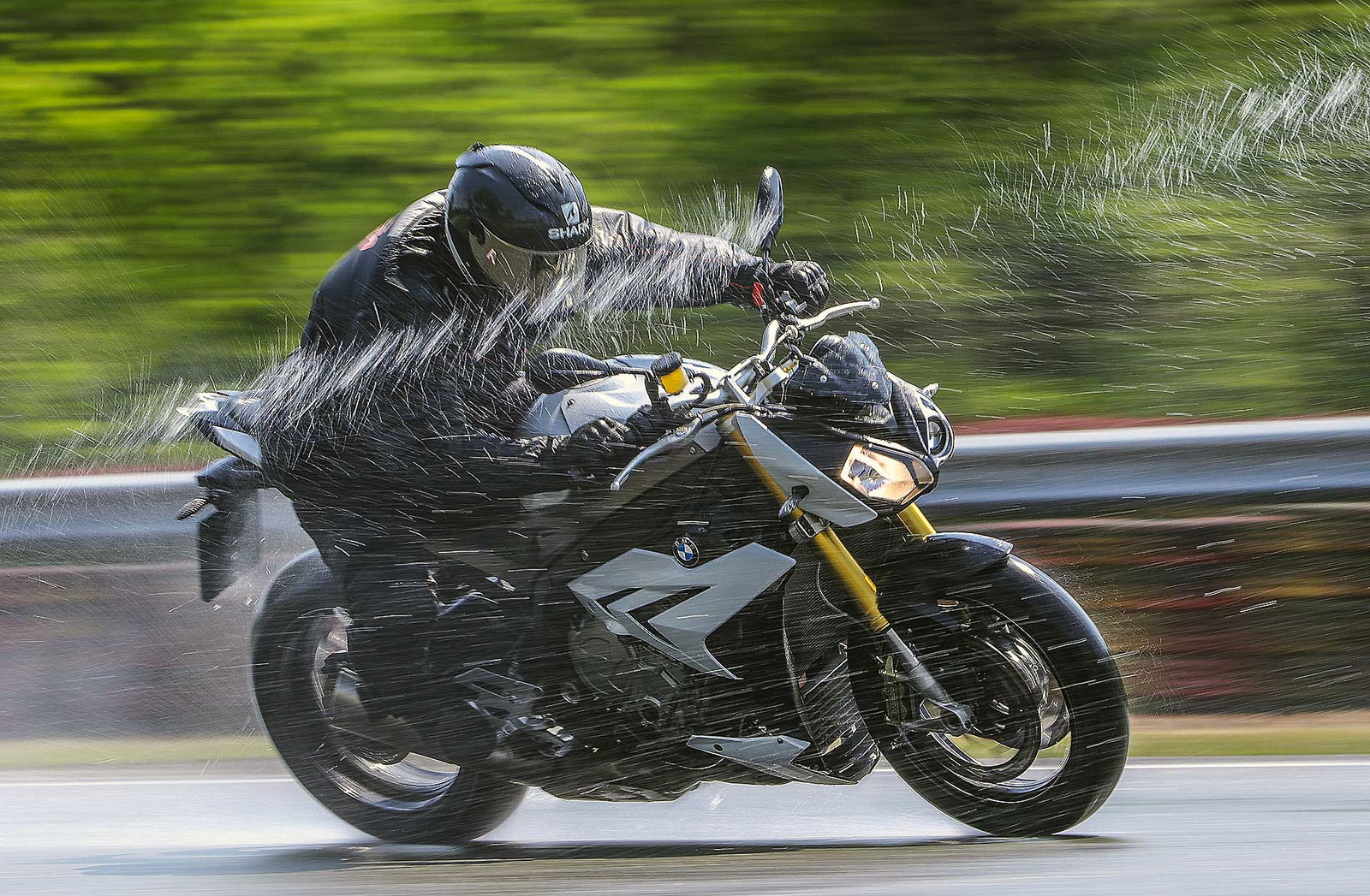 BMW S 1000 R Vizzola Ticino test gomme moto sul bagnato