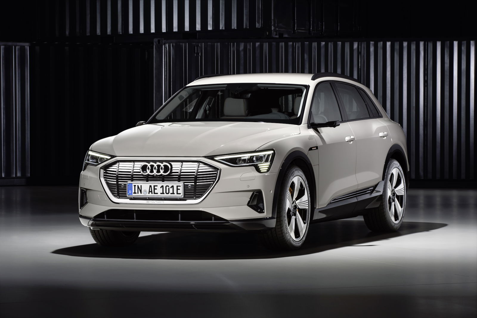 Audi e-tron bianca 3/4 anteriore
