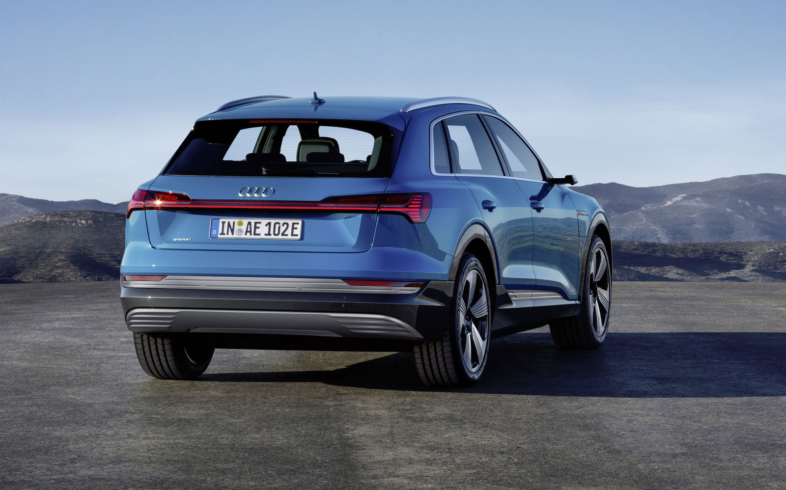 Audi e-tron blu 3/4 posteriore
