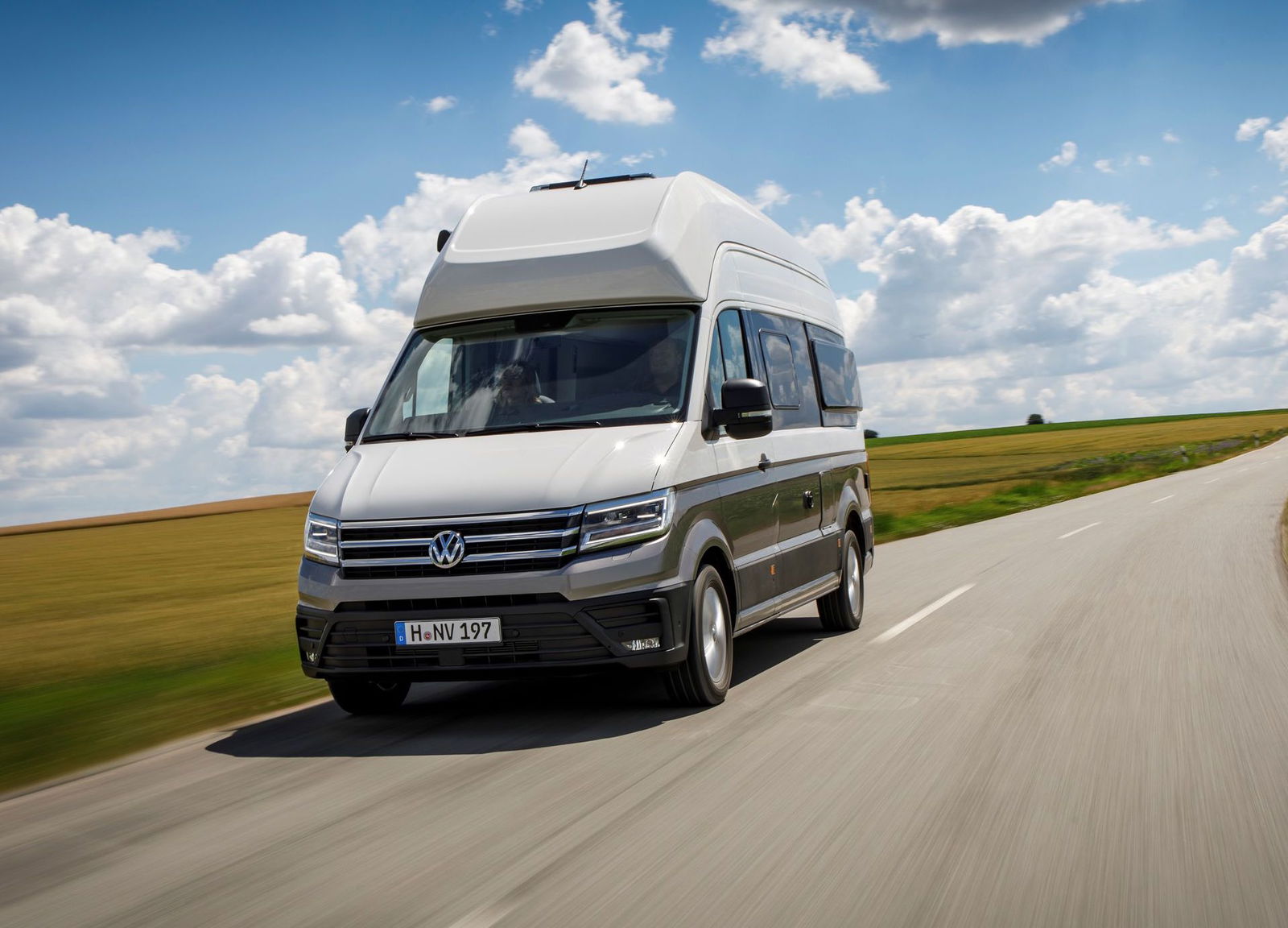 Volkswagen Grand California 3/4 anteriore