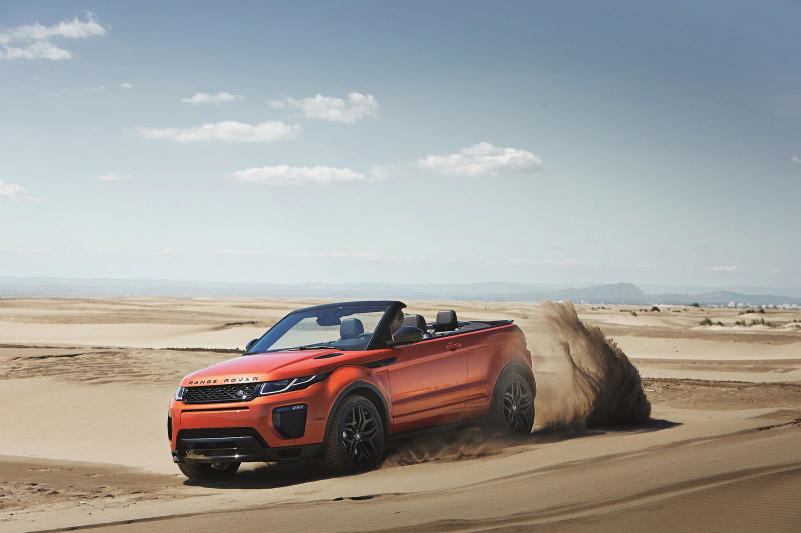 Range Rover Evoque Convertible rossa nel deserto