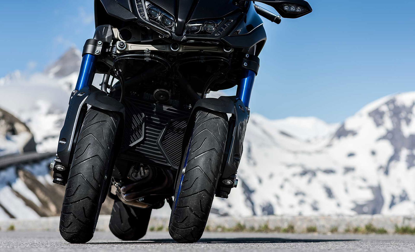 Yamaha Niken dettaglio doppia ruota anteriore