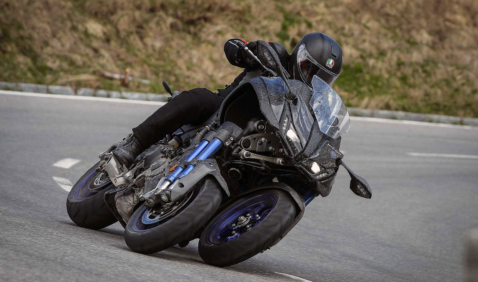 Yamaha Niken movimento frontale