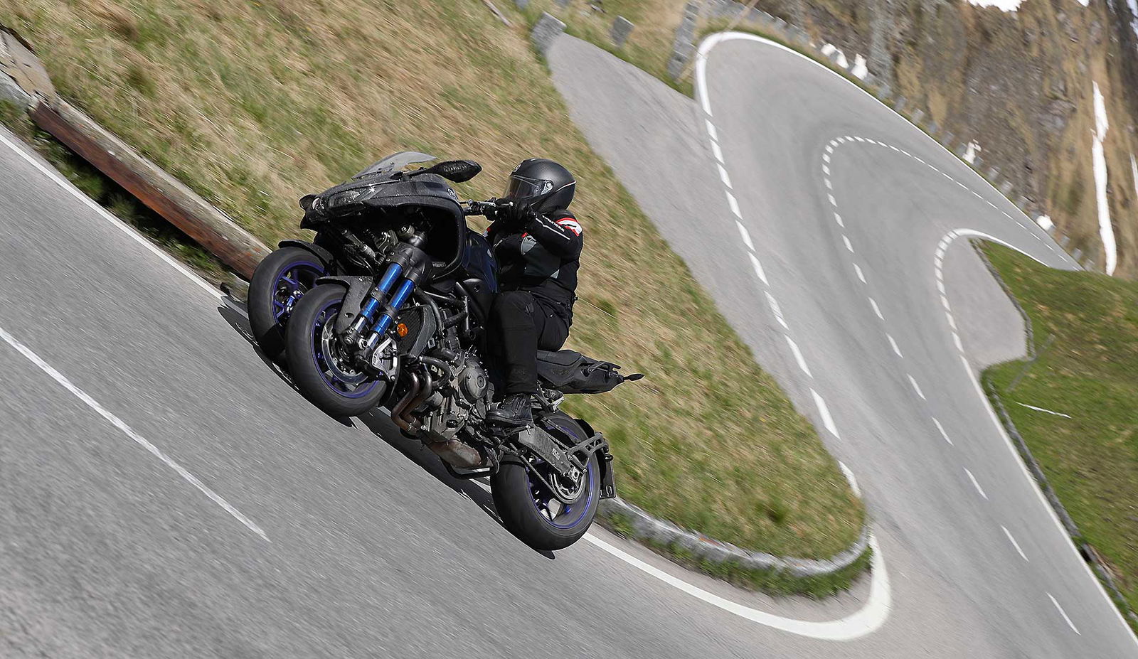 Yamaha Niken curva estrena moto in piega con strada sullo sfondo