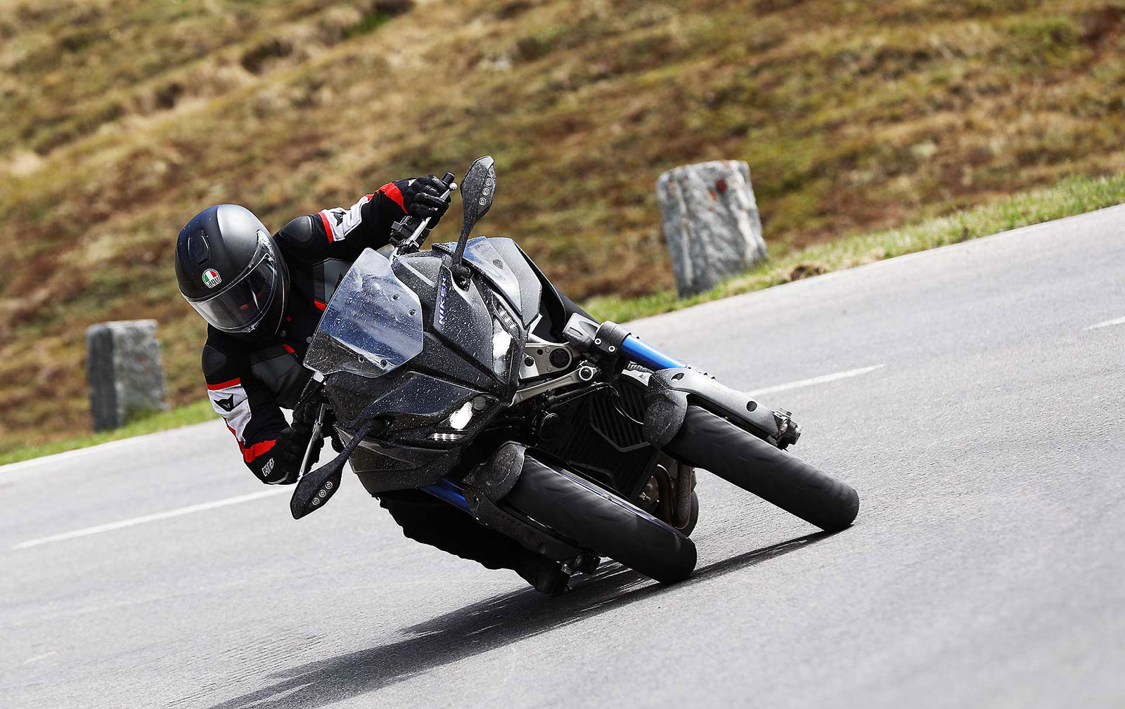 Yamaha Niken movimento in piega frontale