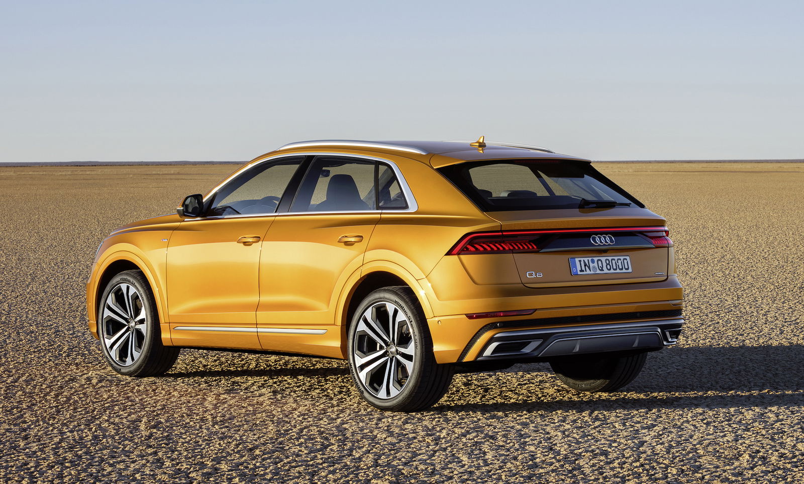 Audi Q8 drangon orange posteriore deserto