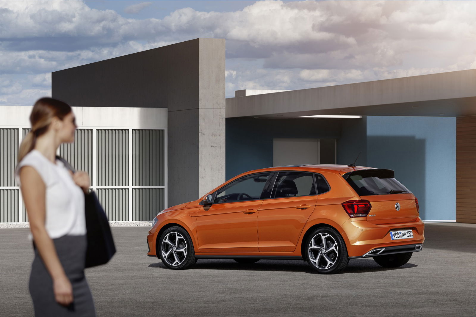 Volkswagen polo color arancio vista da dietro 