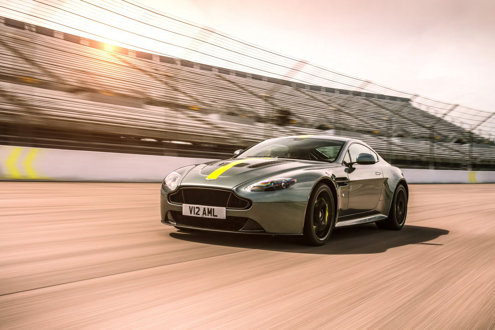 Aston Martin Vantage AMR dinamica