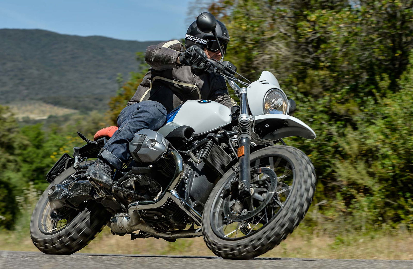 BMW R nineT Urban G/S Movimento 3/4 anteriore