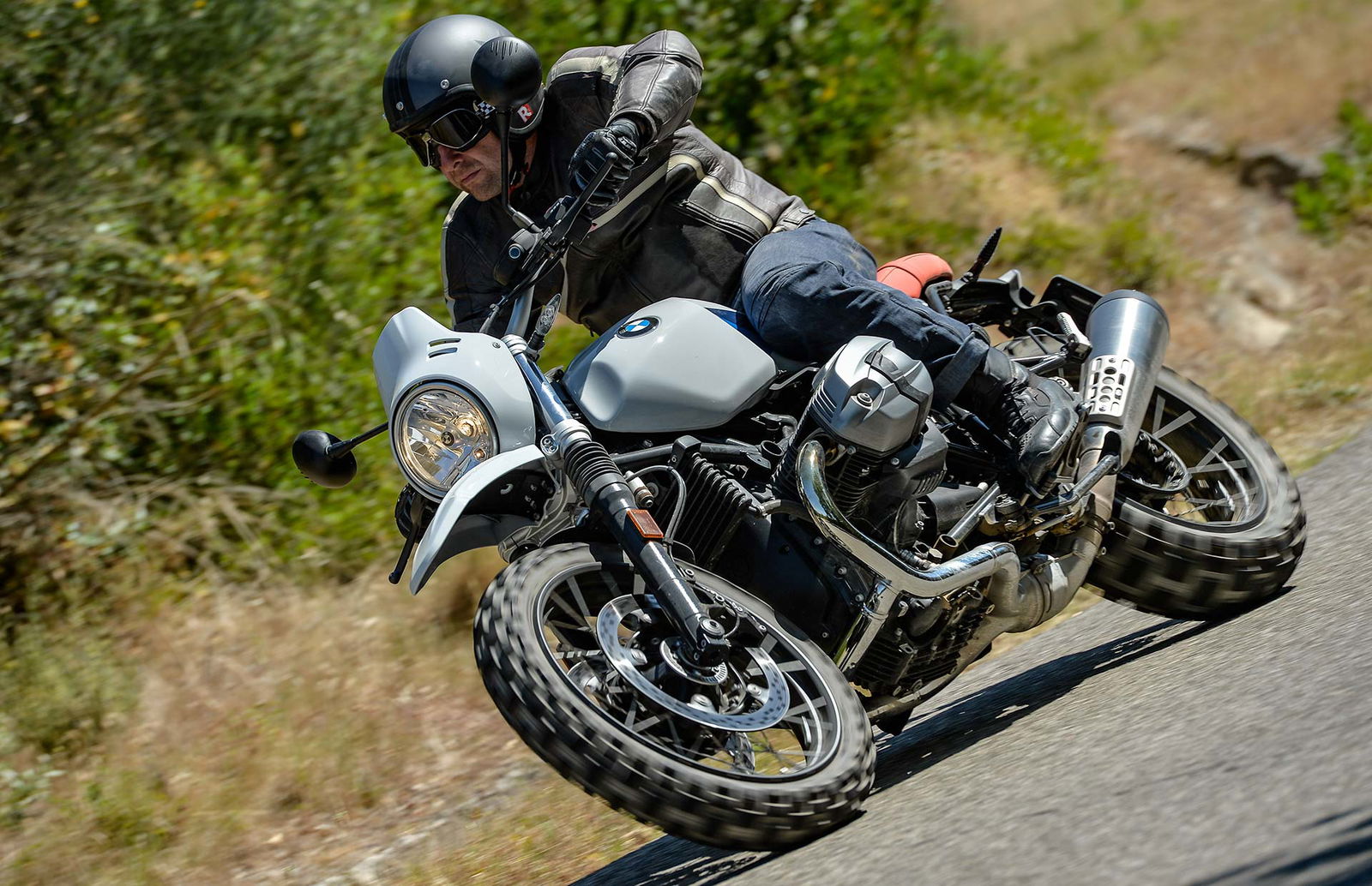 BMW R nineT Urban G/S Movimento Asfalto curva