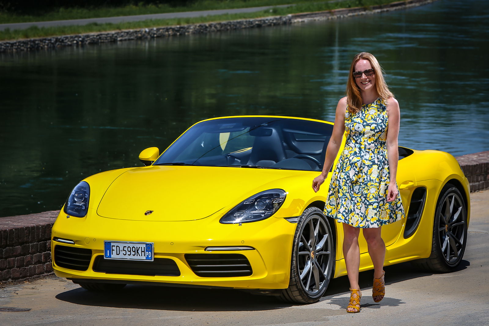 Porsche Boxster 718 3/4 anteriore con ragazza