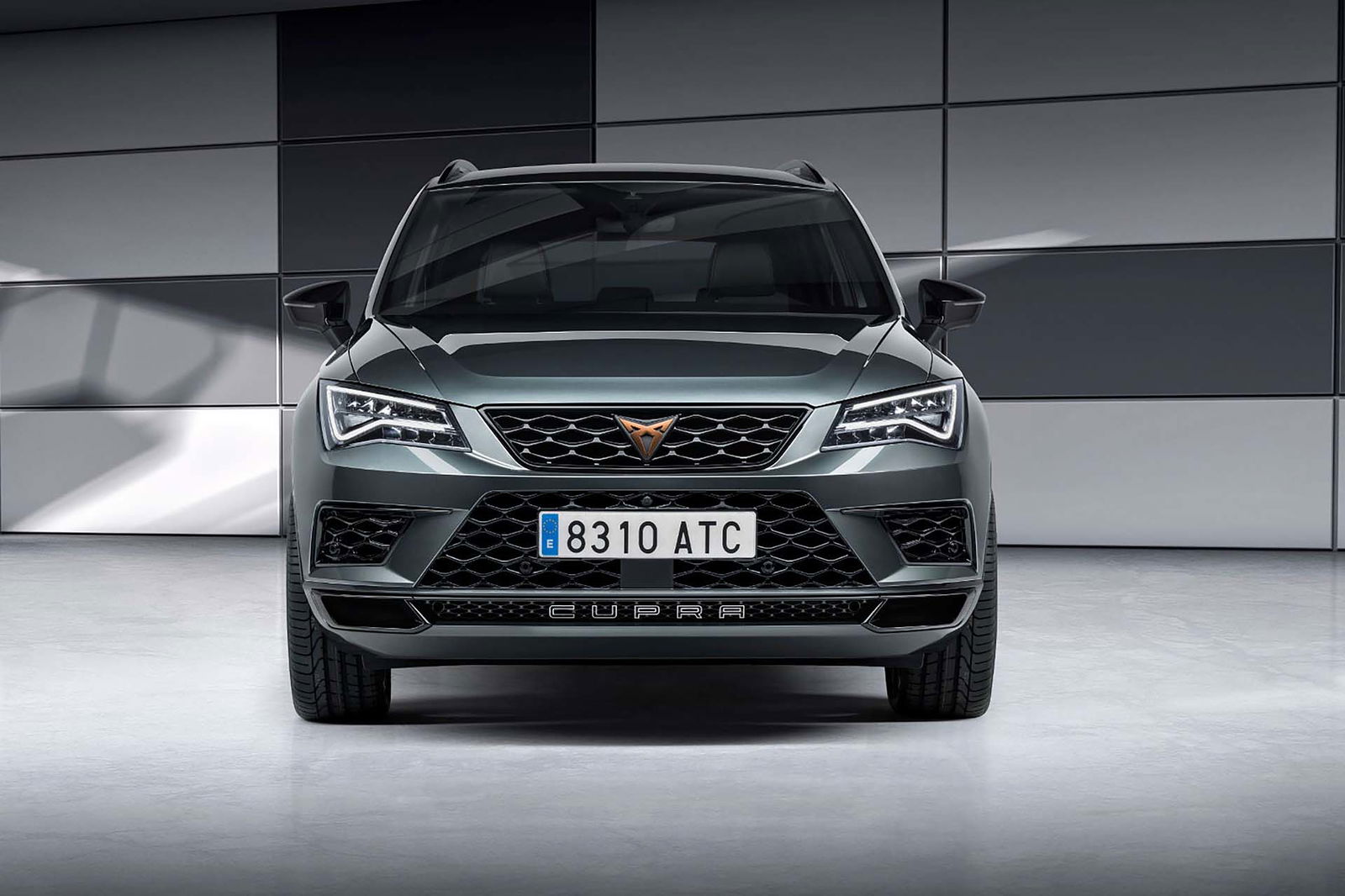 cupra ateca posteriore bianca statica città