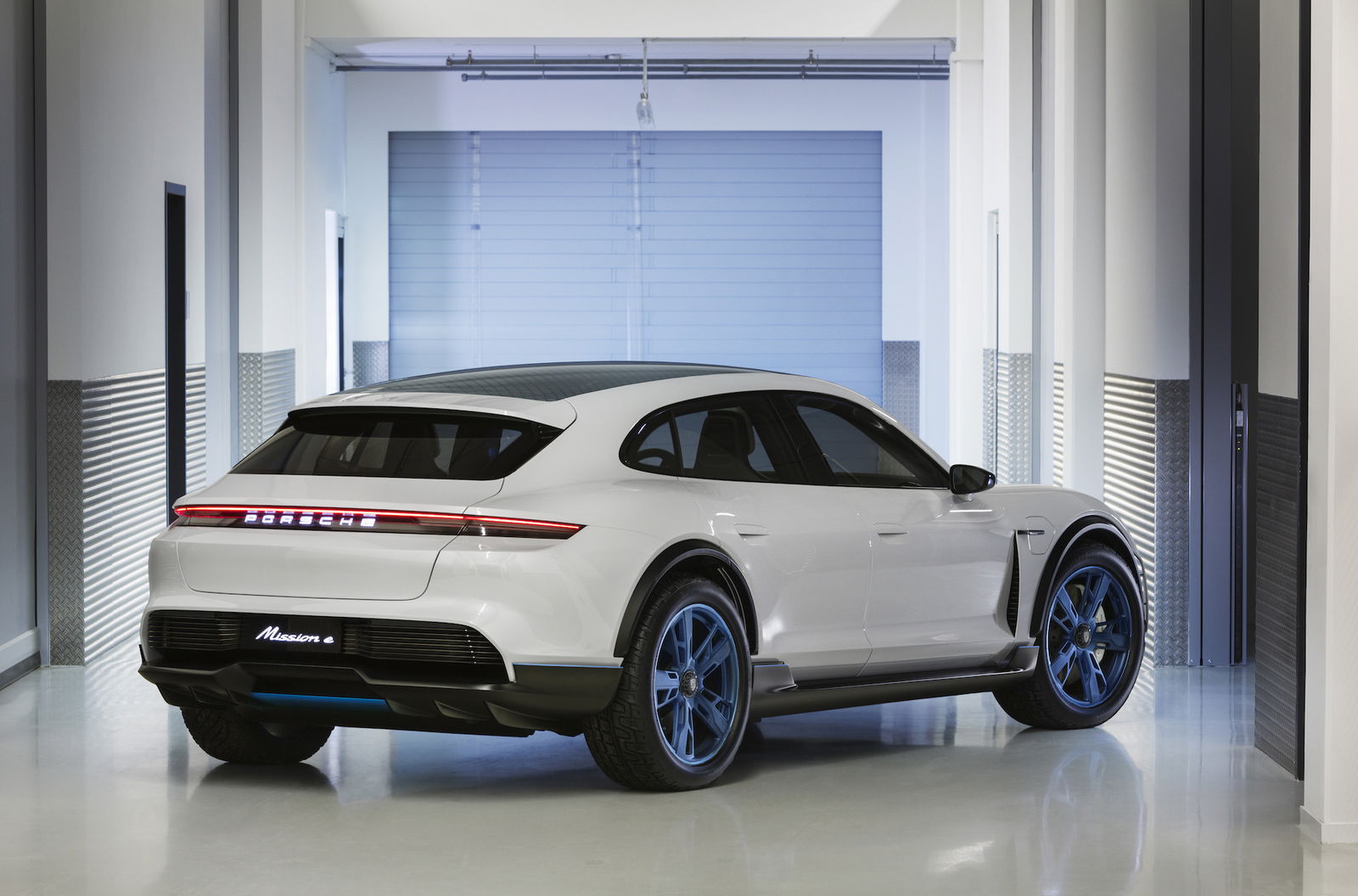 Porsche Mission E Cross Turismo coda fabbrica