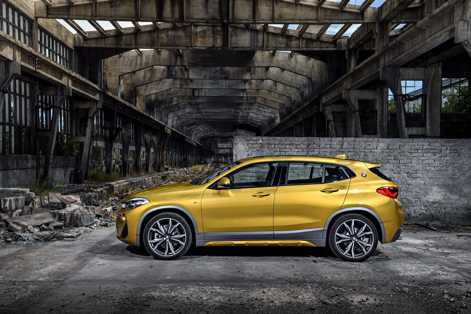 BMW X2 gialla