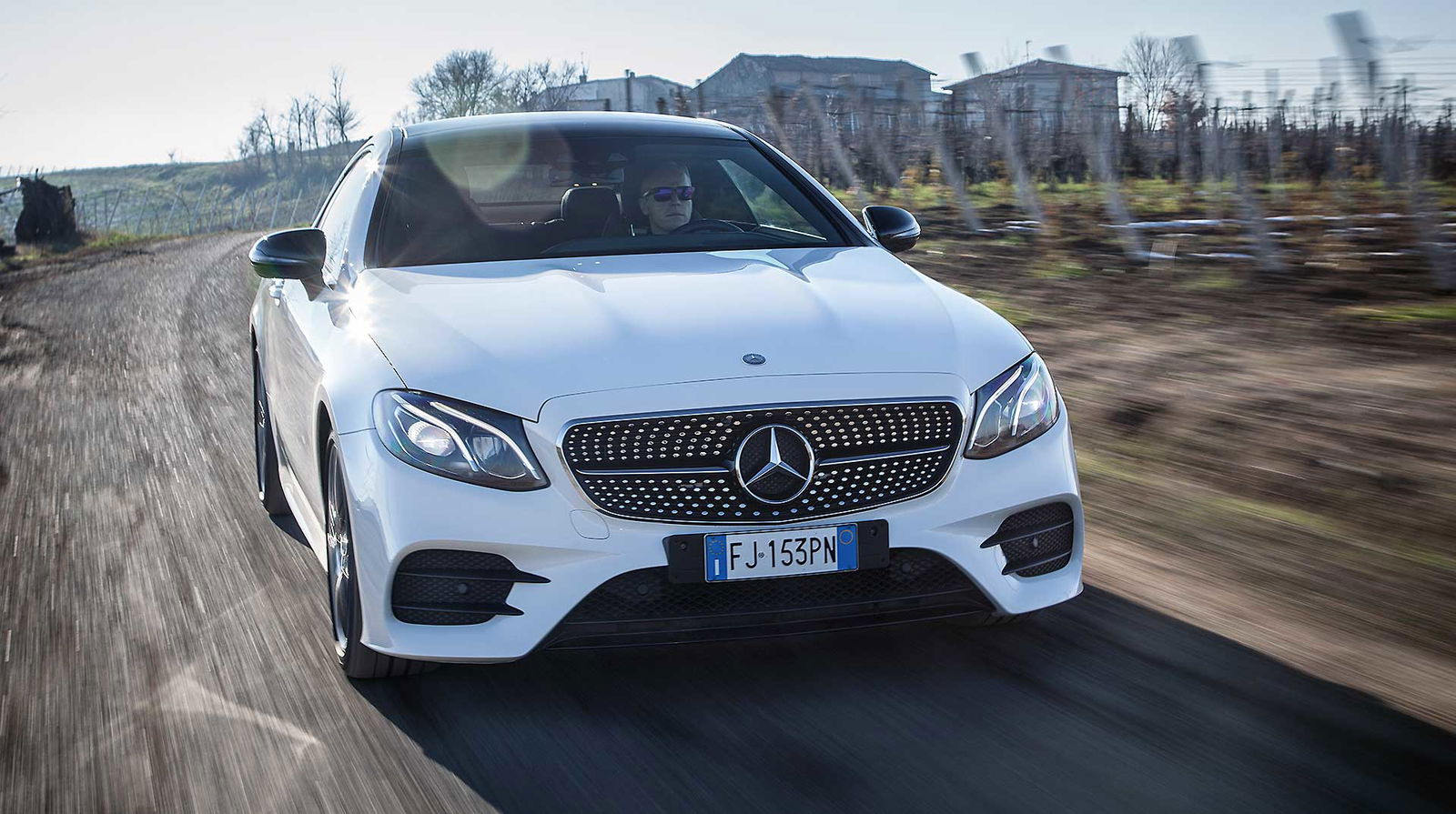 Mercedes E220 Coupe bianca movimento camera car