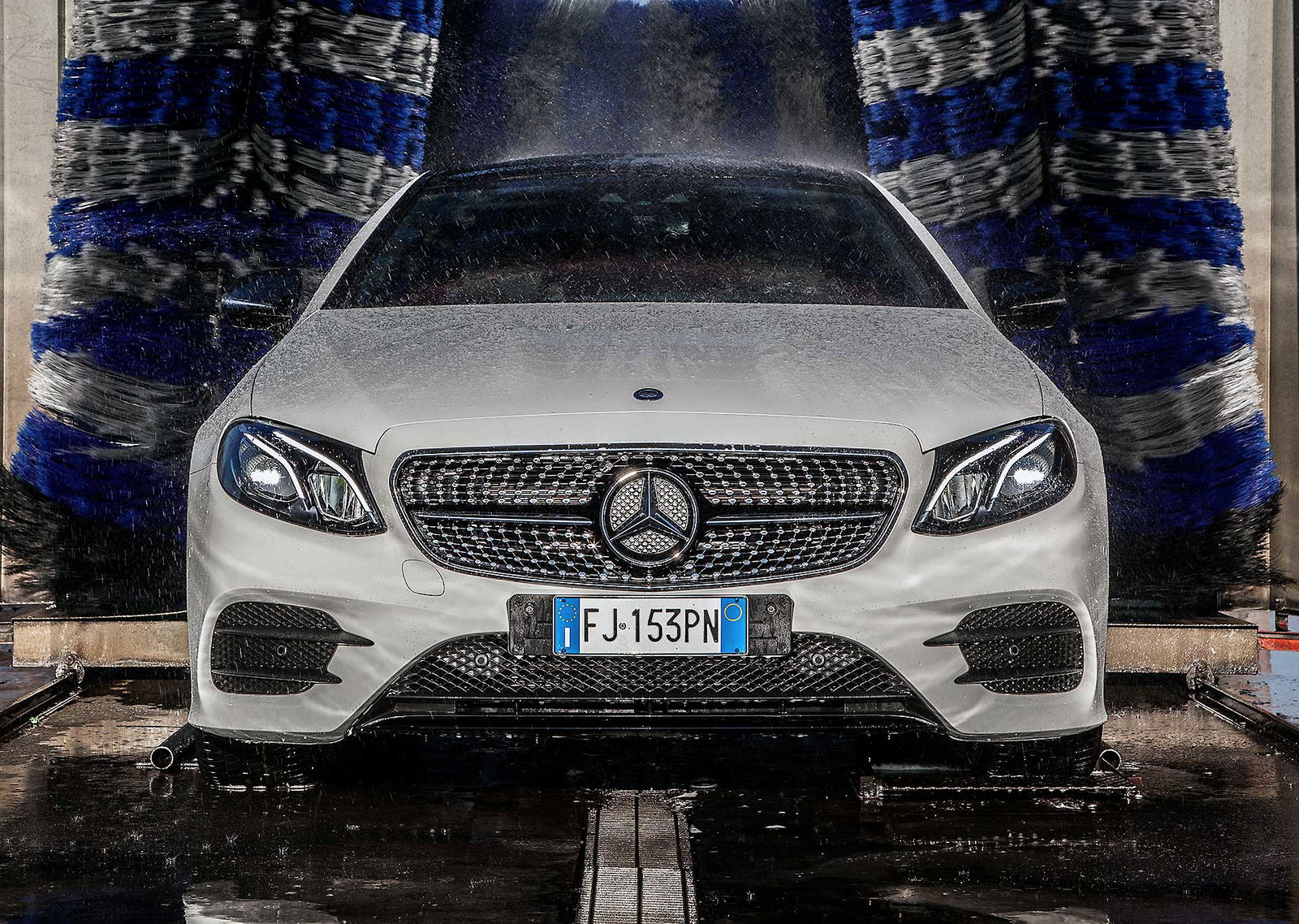 Mercedes E220 Coupe bianca autolavaggio