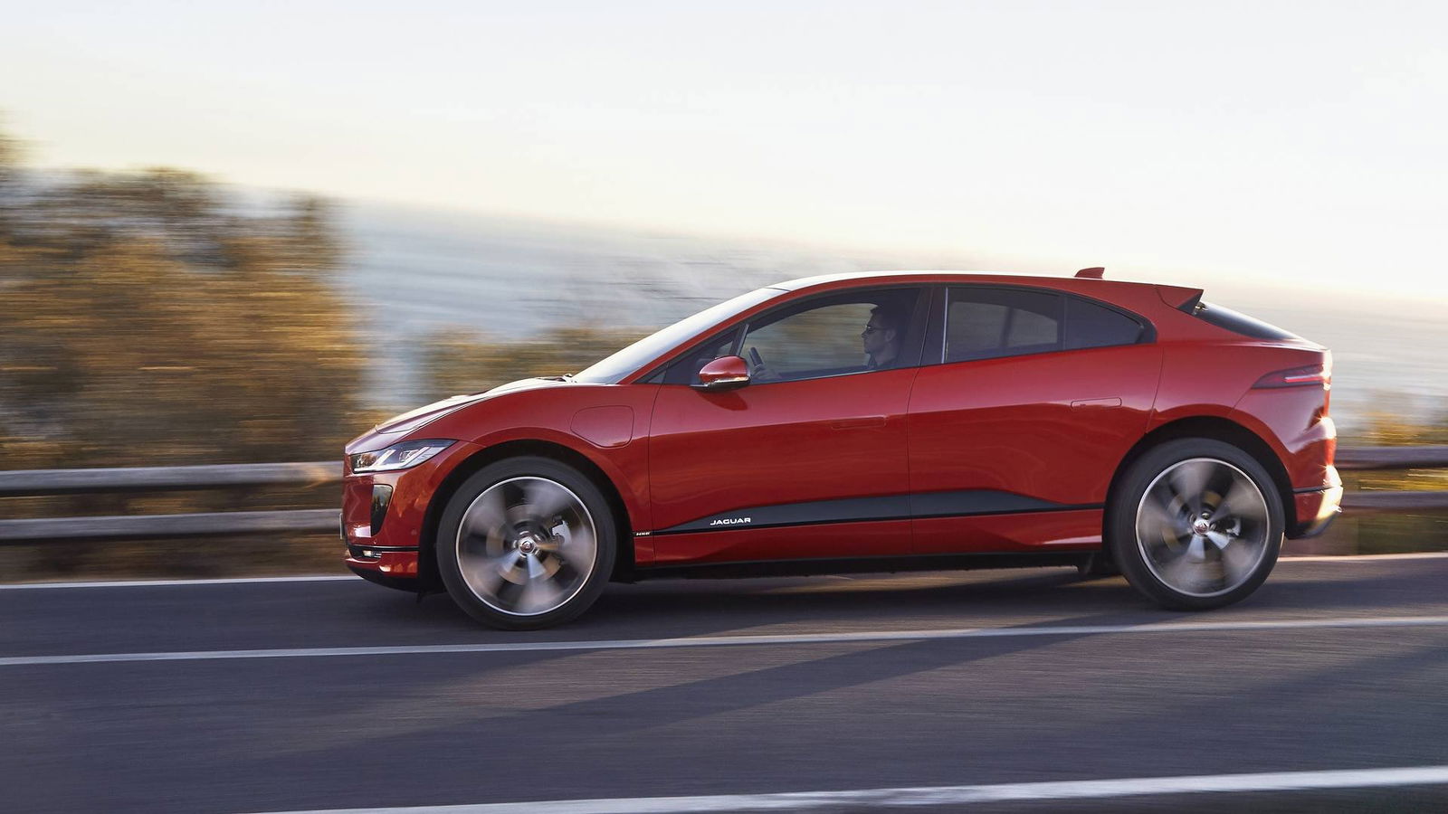 jaguar i pace laterale rossa mare