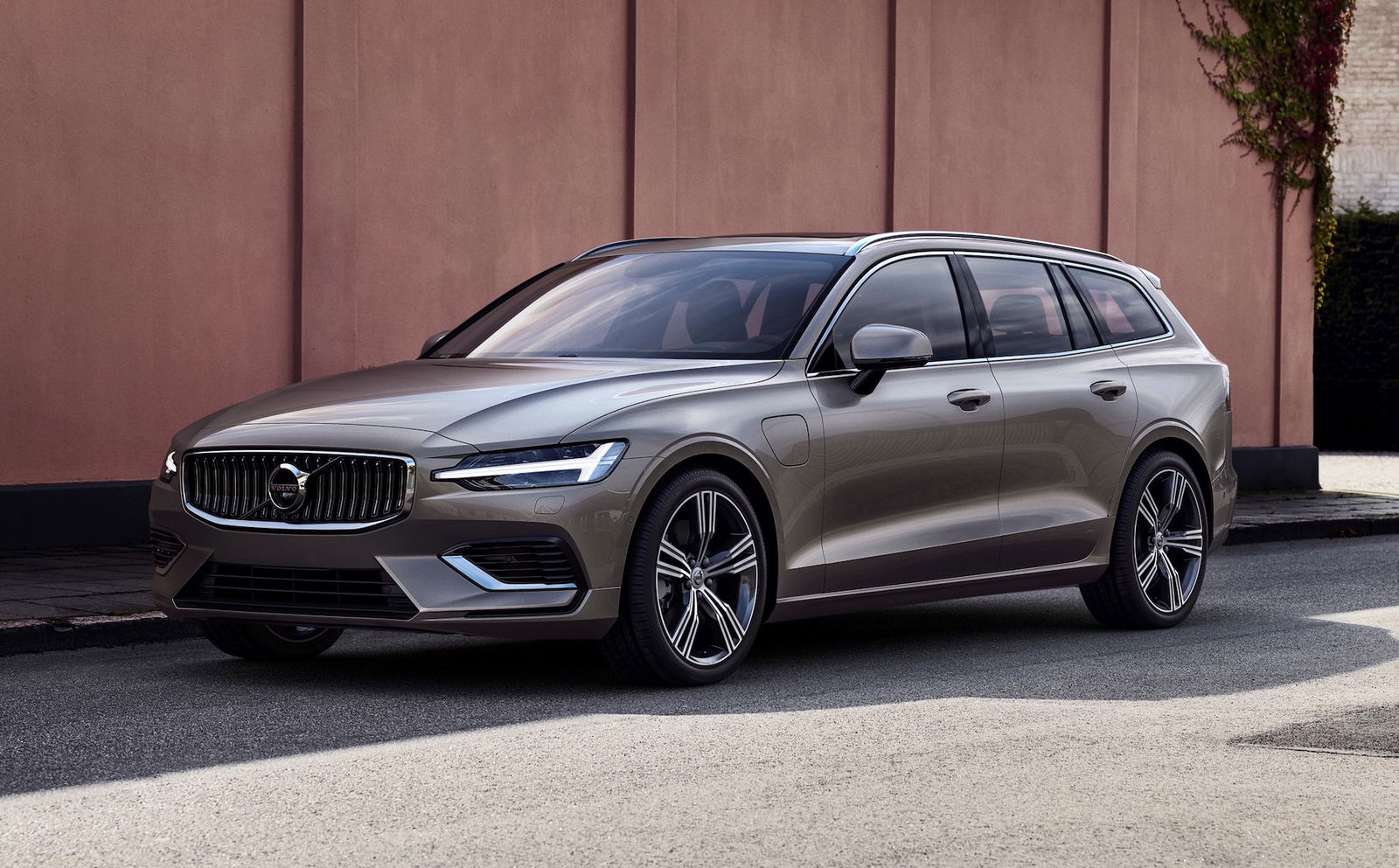 nuova volvo v60 statica muro grigio