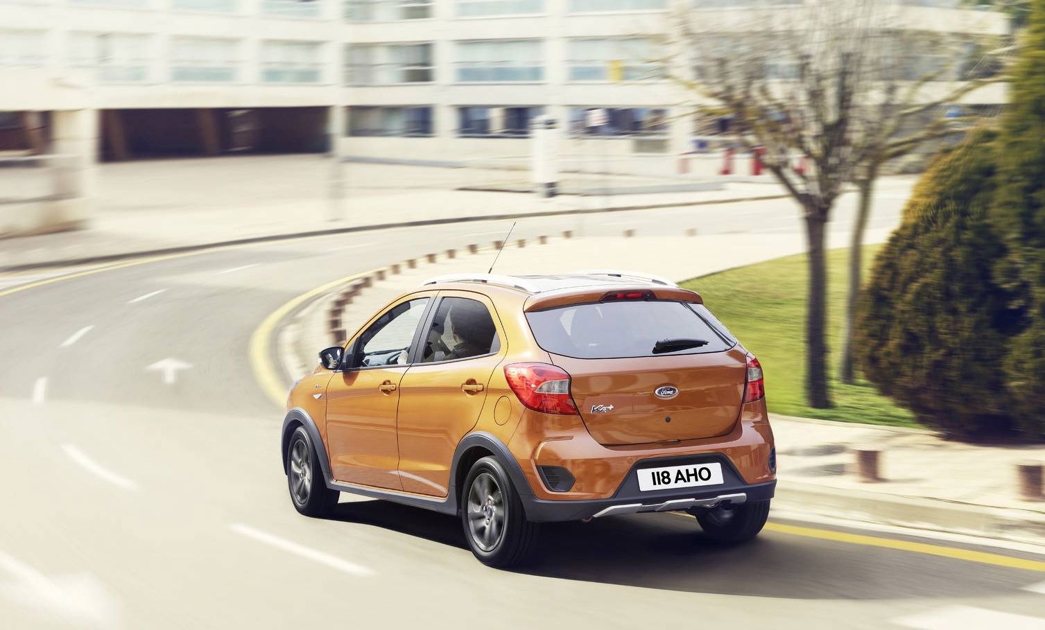 Ford Ka+ Active restyling posteriore curva città
