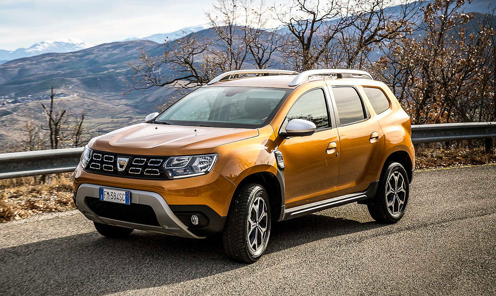 Dacia Duster 2018 gialla movimento curva