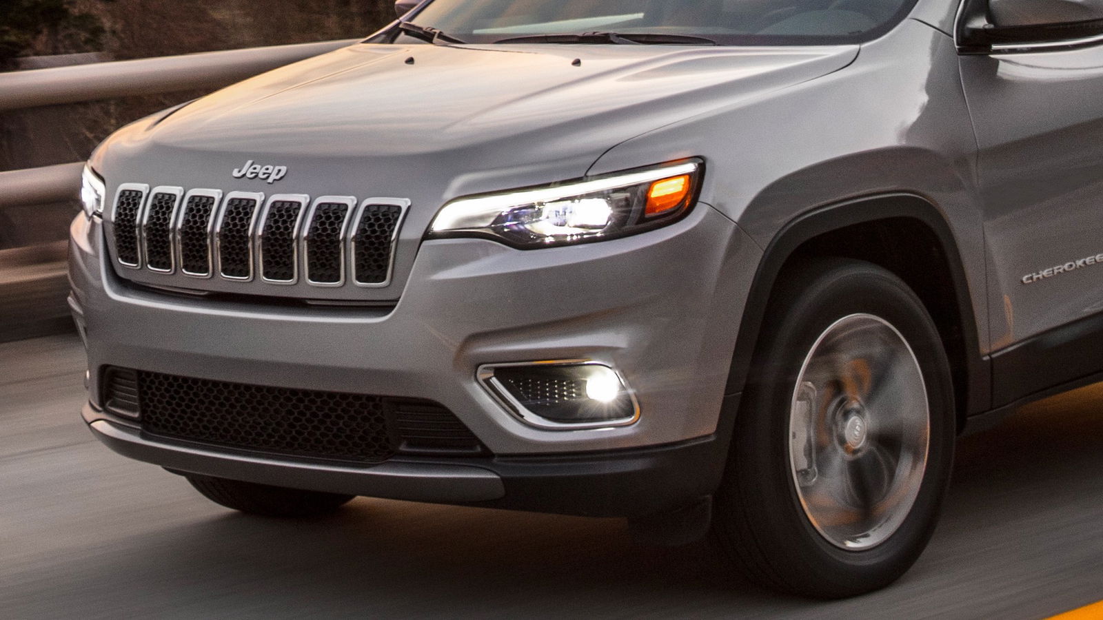 Jeep Cherokee 2018 frontale grigia