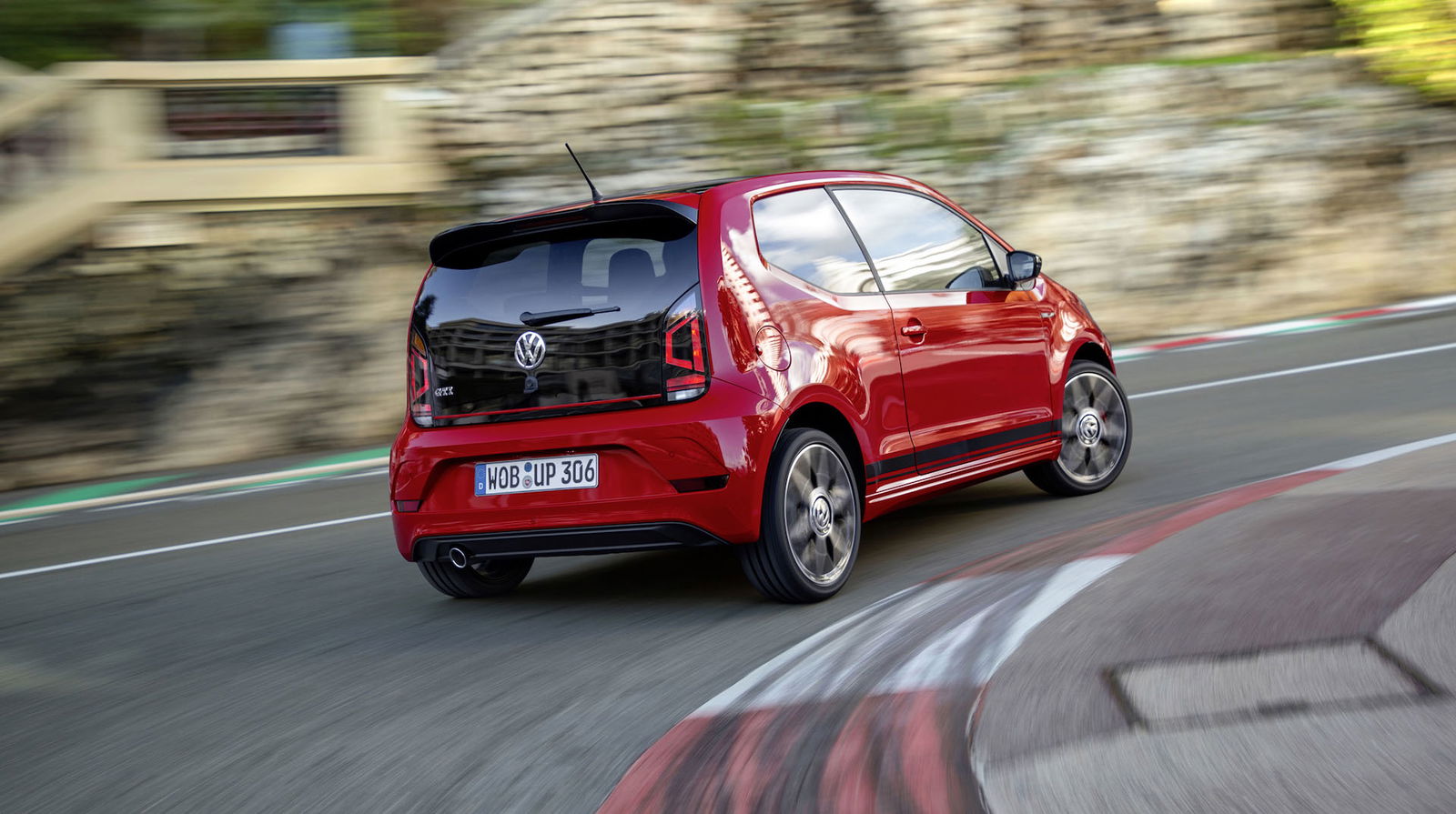 Volkswagen up! GTI Rossa Curva Cordolo