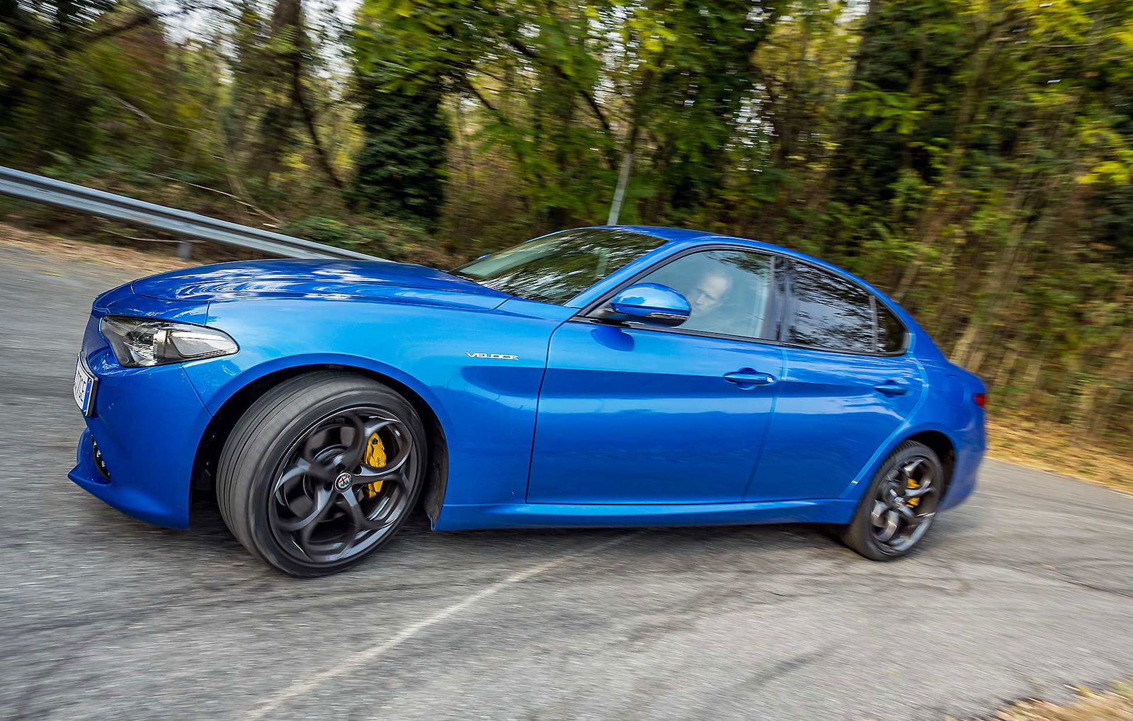 Alfa Romeo Giulia Veloce in curva prova su strada