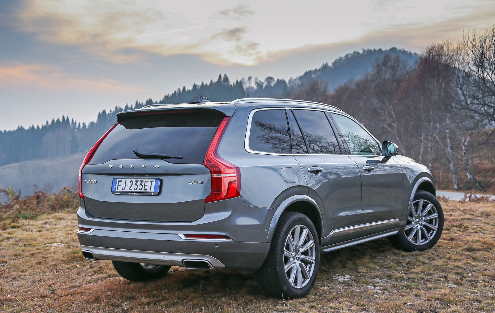 Volvo XC90 D5 Grigia statica 3/4 posteriore