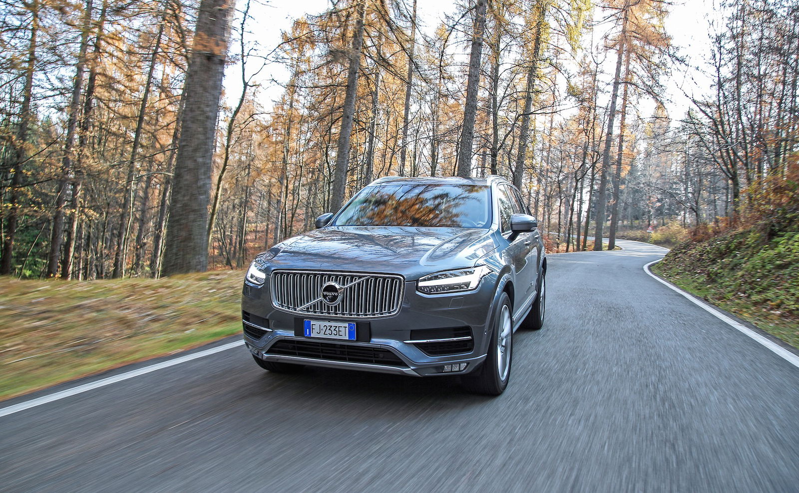 Volvo XC90 D5 Grigia movimento 3/4 anteriore camera car bosco