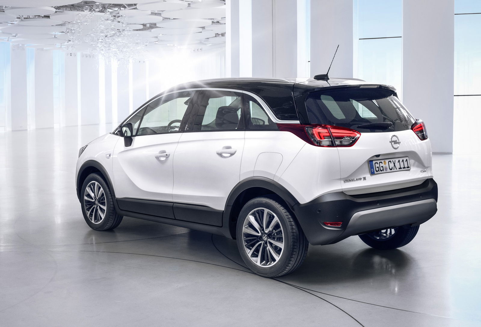 Opel Crossland X bianca tre quarti posteriore