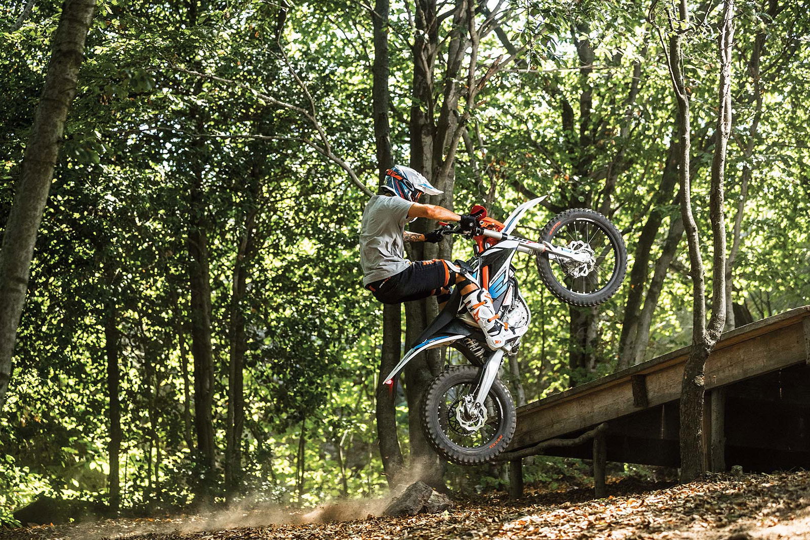 KTM Freeride E-XC - salto