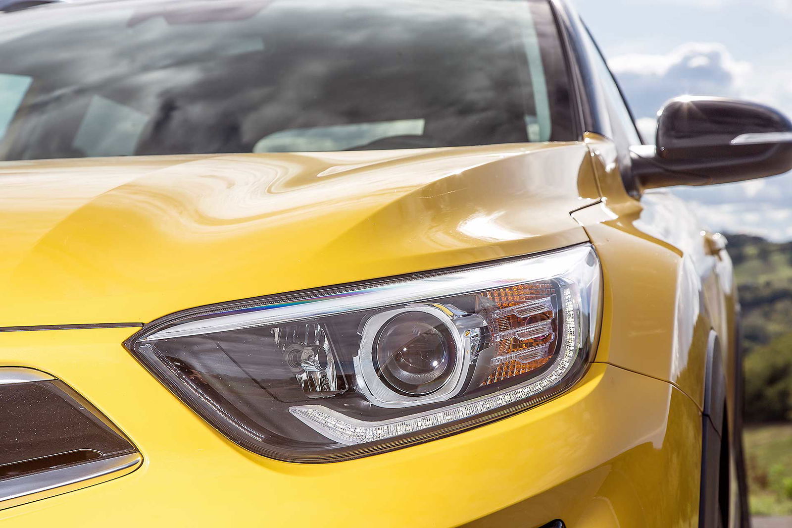 Kia Stonic gialla vista tre quarti anteriore