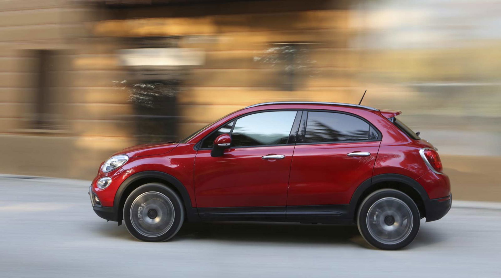 Fiat 500X rossa vista laterale, nella guida migliori suv di Red