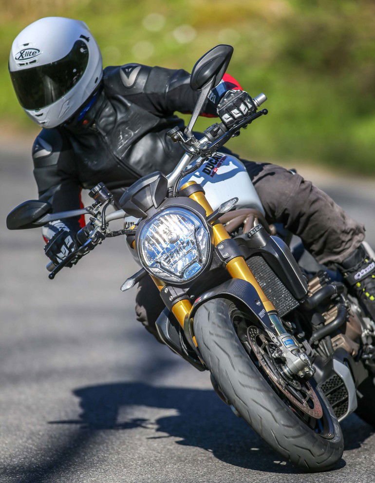 Duel-BMW-R1200R-Ducati-Monster-1200S-034