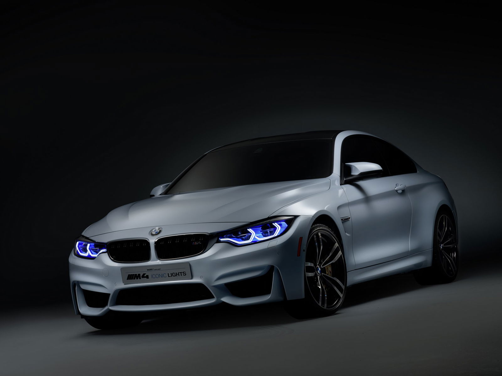 BMWM4IconicLight-apertura