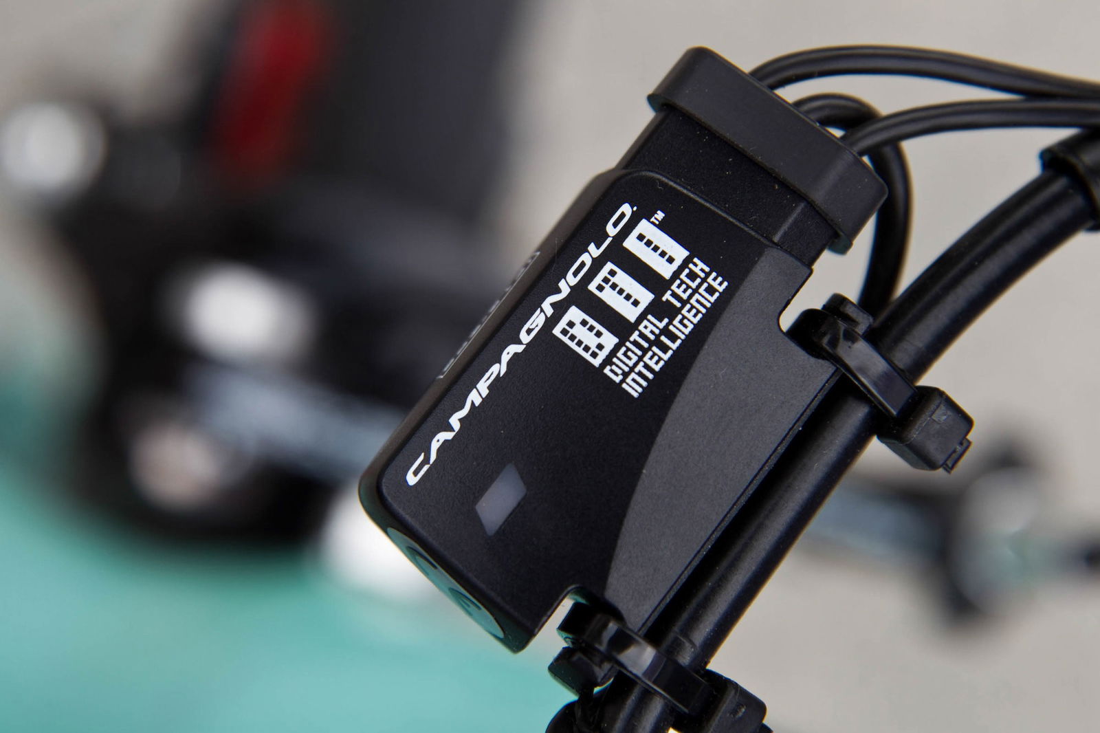 Una minuscola centralina gestisce il cambio Campagnolo montato sulla Bianchi Oltre utilizzata per la prova. Eccellenza italiana che non puo' che farci piacere