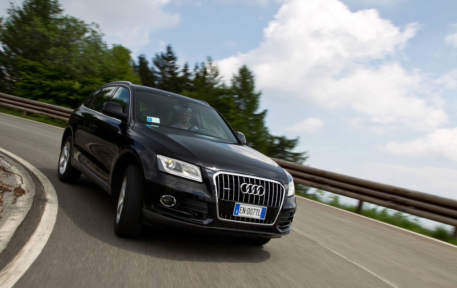 La Q5 e' solo una delle moltissime Audi offerte con il cambio S-Tronic a doppia frizione. Velocissimo in ogni situazione e' un vero plus nell'allestimento