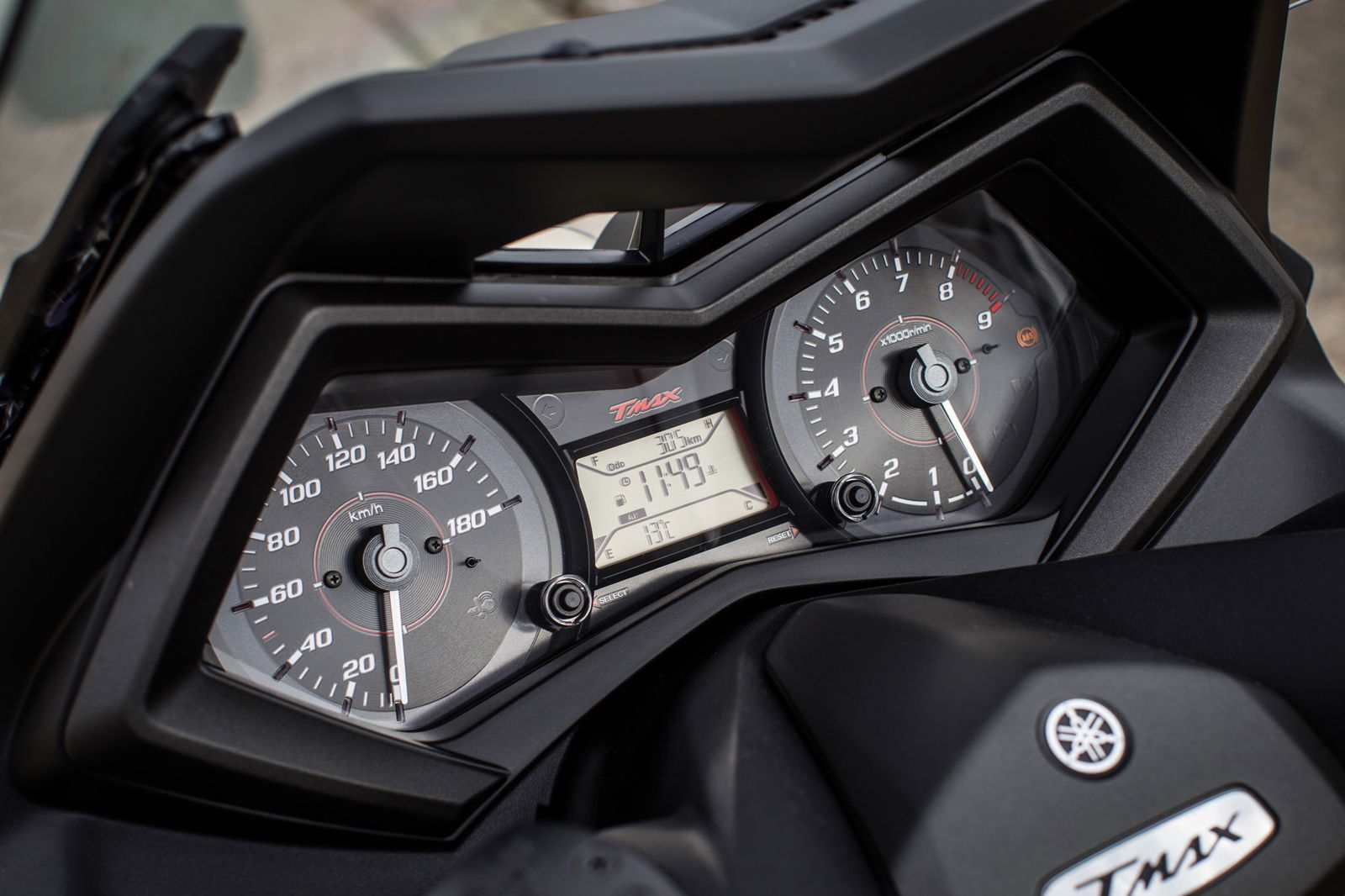 La strumentazione è stata ridisegnata; ora ha la retroilluminazione rossa.