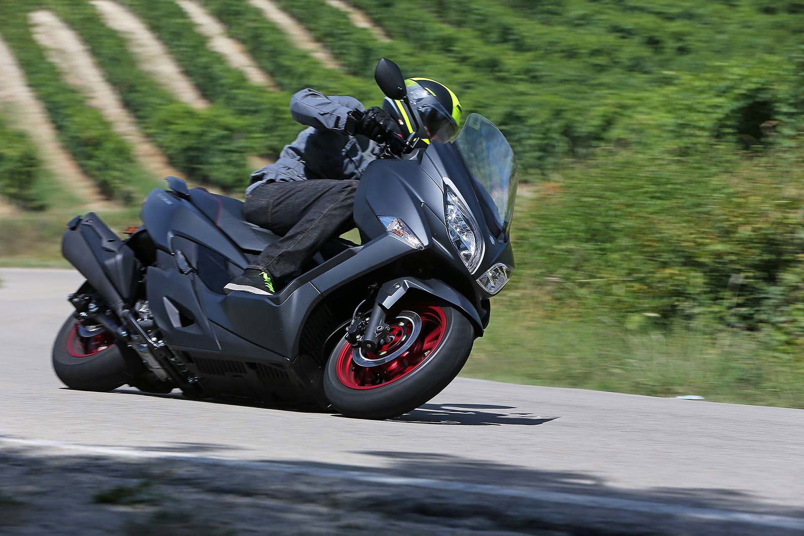 suzuki burgman 400 scooter nero laterale 