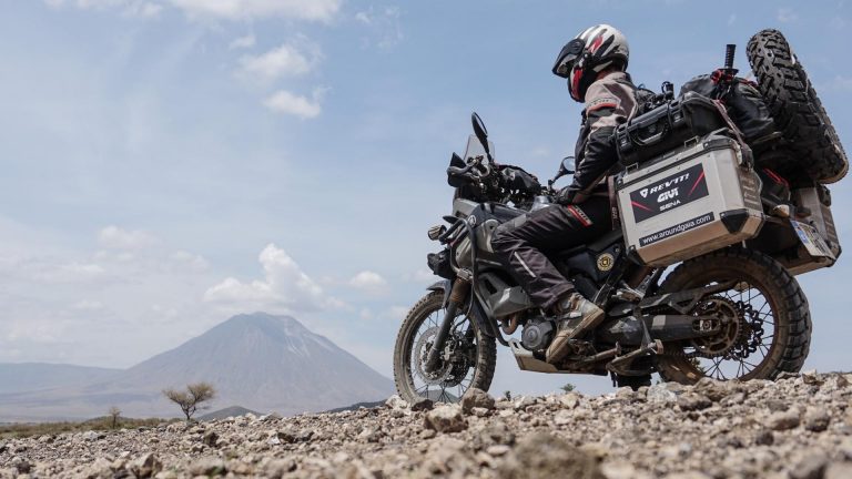 Viaggiare in moto. moto nel deserto