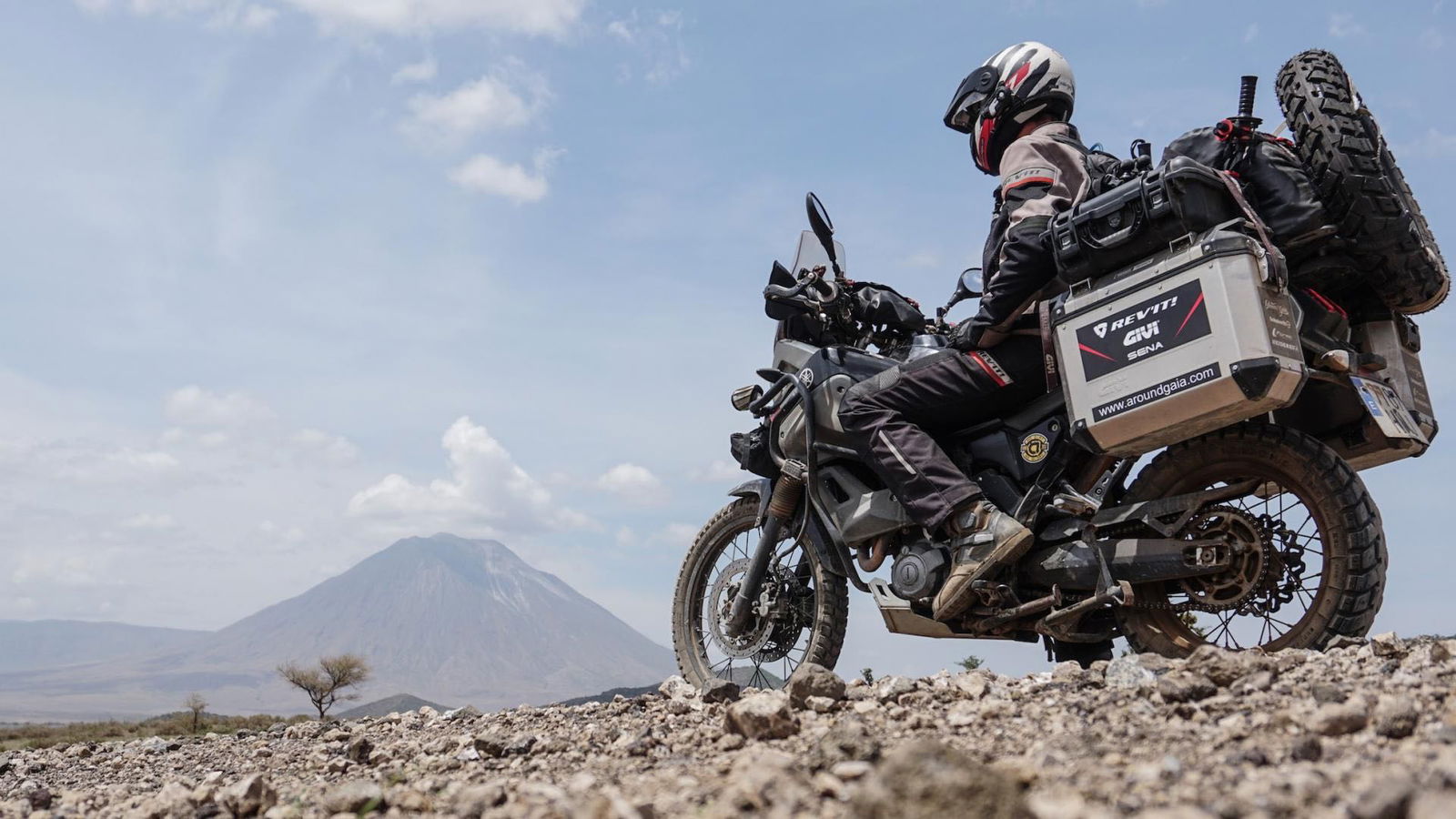 Viaggiare in moto, moto enduro nel deserto