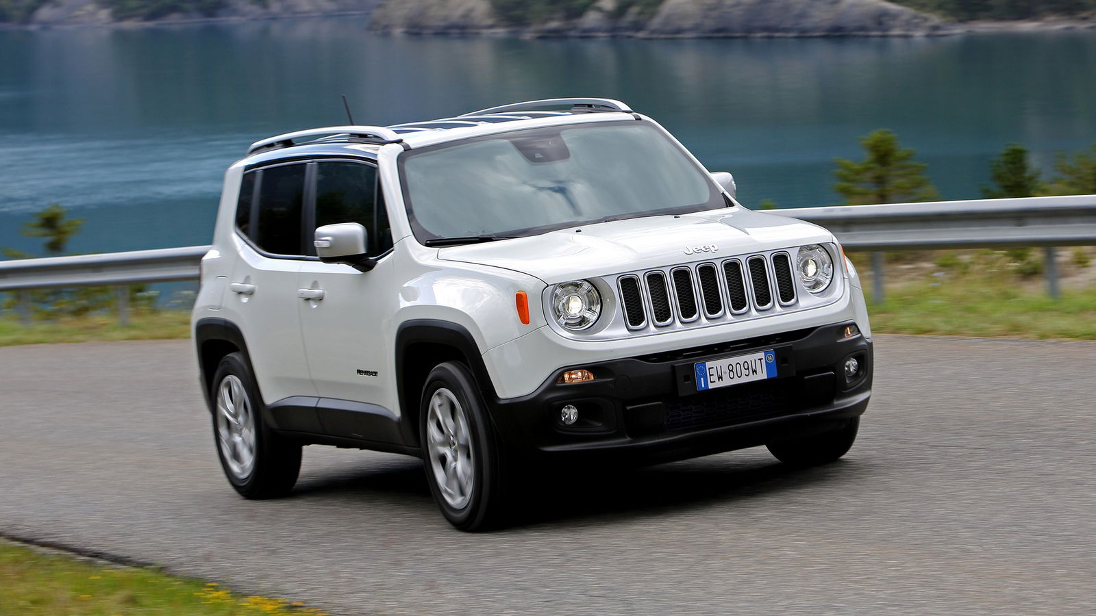 Jeep Renegade bianca vista tre quarti anteriore, all'interno della guida SUV di Red