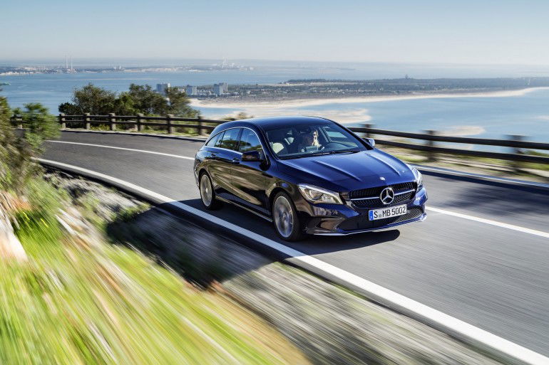 Mercedes-Benz CLA 250 4MATIC Shooting Brake (X117) 2016. Canvasitblau, Interieur schwarz-beige. Kraftstoffverbrauch (l/100 km) innerorts/außerorts/kombiniert: 8,7/5,5/6,7;  CO2-Emissionen kombiniert: 154 g/km Mercedes-Benz CLA 250 4MATIC Shooting Brake (X117) 2016. Canvasite blue, Interior black-beige. Fuel consumption (l/100 km) urban/ex urban/combined: 8.7/5.5/6.7;	combined CO2 emissions: 154 g/km