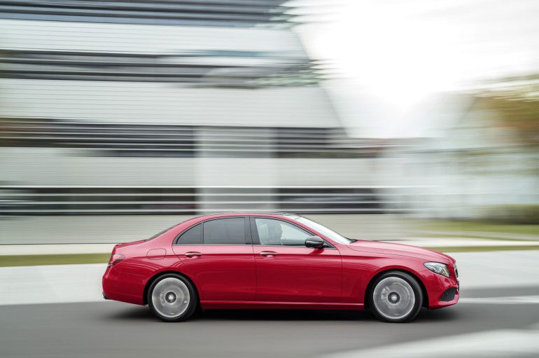 E 220 d, AVANTGARDE, Night Paket, hyazinthrot, schwarz/macciato E 220 d, AVANTGARDE, Night Package, Hyazinth red, black/macciato Kraftstoffverbrauch kombiniert: 4,3-3,9 l/100 km; CO₂-Emissionen kombiniert: 112-102 g/km. Fuel consumption combined: 4.3-3.9 l /100 km; combined CO₂ emissions: 112-102 g/km.